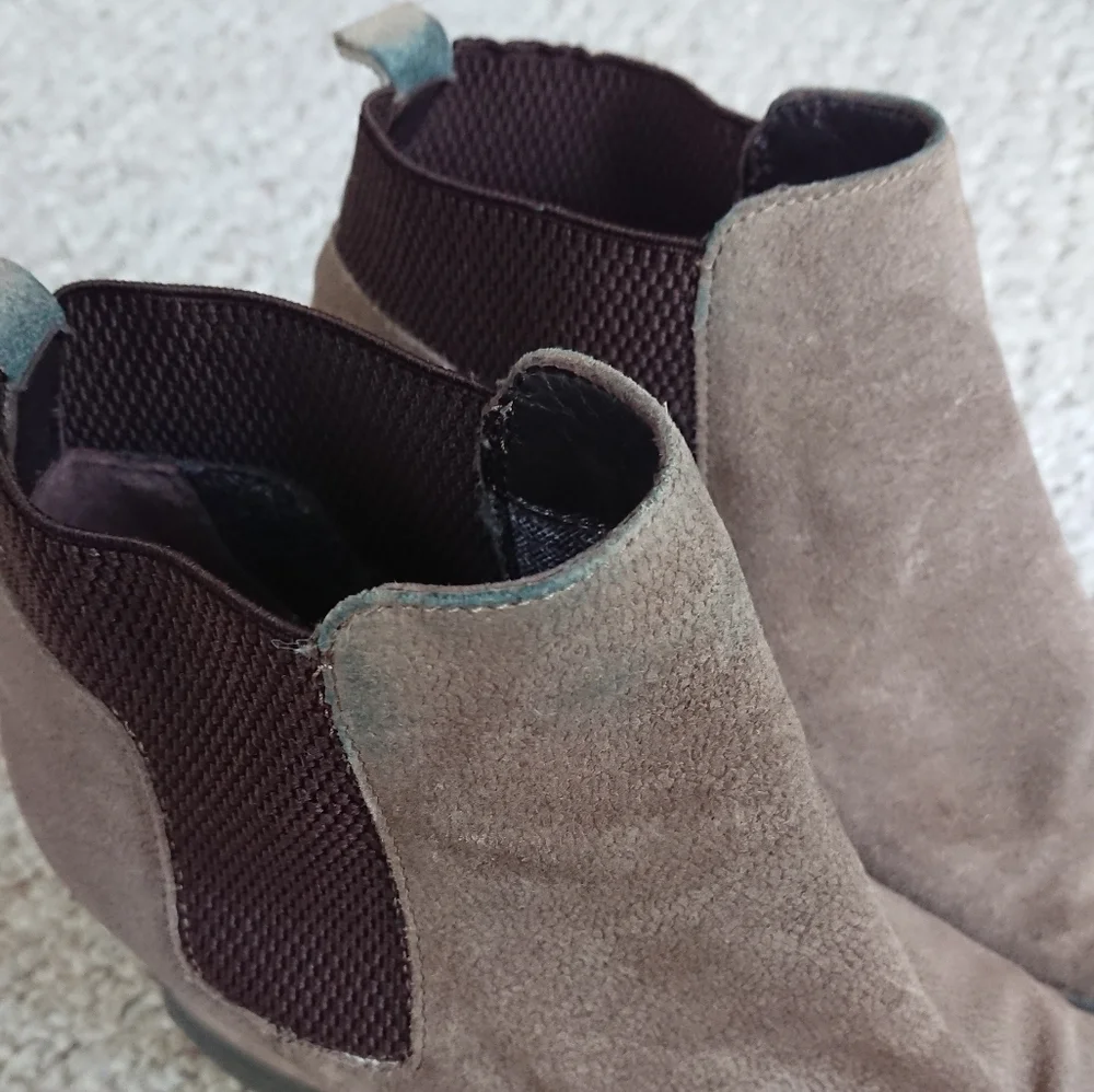Aquatalia Claire Waterproof Suede Wedge ankle Bootie size 7.5
